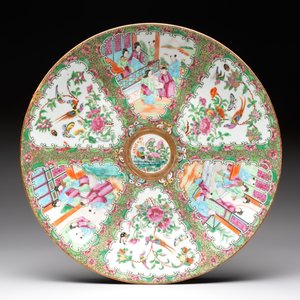 Four Chinese Canton famille rose plates and a covered double-teapot, 19th C. — photo 2