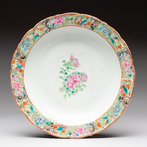 Four Chinese Canton famille rose plates and a covered double-teapot, 19th C. — photo 4