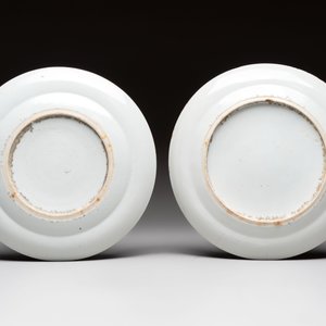 Four Chinese Canton famille rose plates and a covered double-teapot, 19th C. — photo 7
