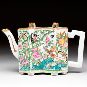 Four Chinese Canton famille rose plates and a covered double-teapot, 19th C. — photo 8