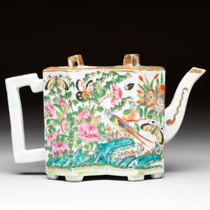 Four Chinese Canton famille rose plates and a covered double-teapot, 19th C. — photo 10