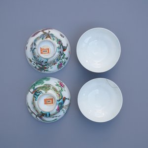 Four Chinese Canton famille rose plates and two covered bowls, 19th C. — photo 13