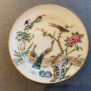 Four Chinese Canton famille rose plates and two covered bowls, 19th C. — photo 23