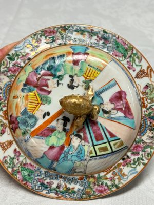 Four Chinese Canton famille rose vases and a covered bowl with figural design — foto 18