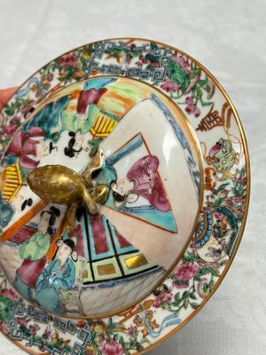 Four Chinese Canton famille rose vases and a covered bowl with figural design — foto 20