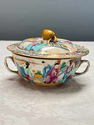 Four Chinese Canton famille rose vases and a covered bowl with figural design — foto 2