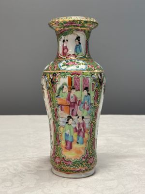 Four Chinese Canton famille rose vases and a covered bowl with figural design — foto 24