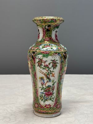 Four Chinese Canton famille rose vases and a covered bowl with figural design — foto 25