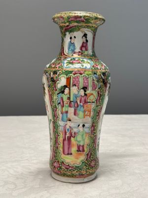 Four Chinese Canton famille rose vases and a covered bowl with figural design — foto 26