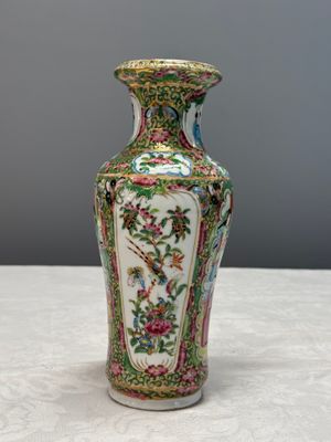 Four Chinese Canton famille rose vases and a covered bowl with figural design — foto 27