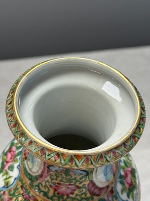 Four Chinese Canton famille rose vases and a covered bowl with figural design — foto 28