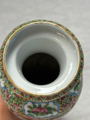 Four Chinese Canton famille rose vases and a covered bowl with figural design — foto 29