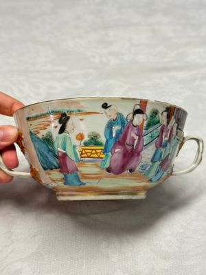 Four Chinese Canton famille rose vases and a covered bowl with figural design — foto 3