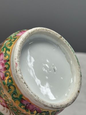 Four Chinese Canton famille rose vases and a covered bowl with figural design — foto 31