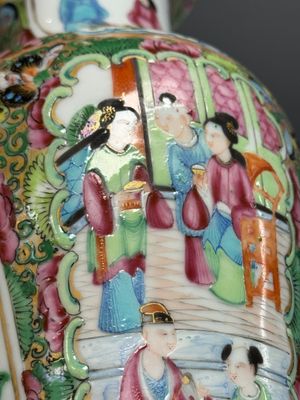 Four Chinese Canton famille rose vases and a covered bowl with figural design — foto 32