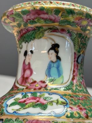 Four Chinese Canton famille rose vases and a covered bowl with figural design — foto 33