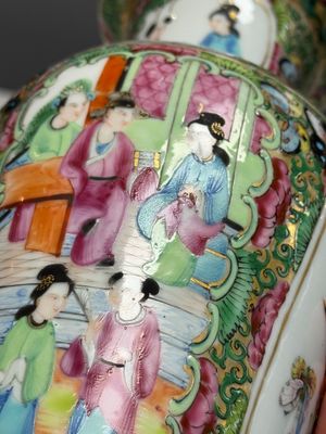 Four Chinese Canton famille rose vases and a covered bowl with figural design — foto 34