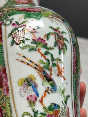Four Chinese Canton famille rose vases and a covered bowl with figural design — foto 35