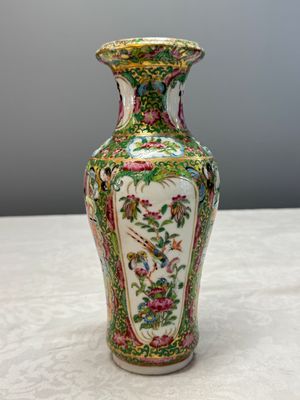 Four Chinese Canton famille rose vases and a covered bowl with figural design — foto 36