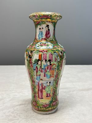 Four Chinese Canton famille rose vases and a covered bowl with figural design — foto 37