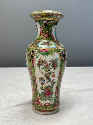 Four Chinese Canton famille rose vases and a covered bowl with figural design — foto 38