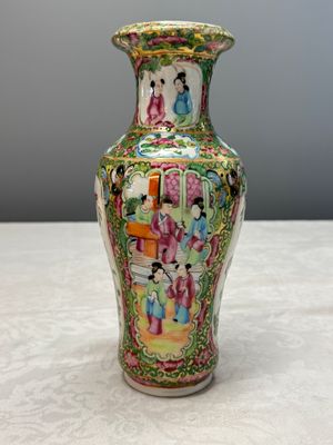 Four Chinese Canton famille rose vases and a covered bowl with figural design — foto 39