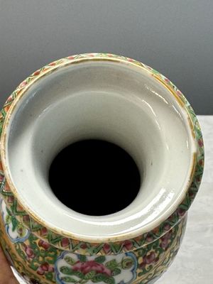 Four Chinese Canton famille rose vases and a covered bowl with figural design — foto 40