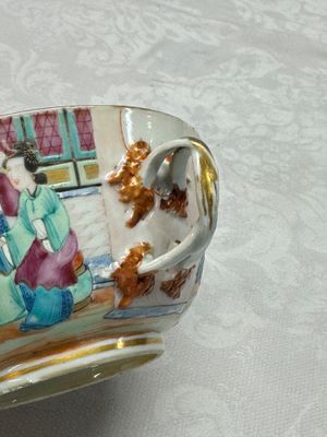 Four Chinese Canton famille rose vases and a covered bowl with figural design — foto 4