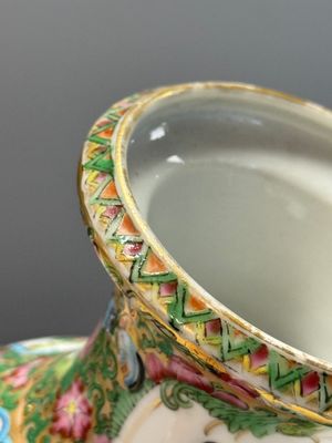 Four Chinese Canton famille rose vases and a covered bowl with figural design — foto 41