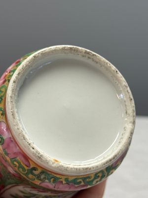 Four Chinese Canton famille rose vases and a covered bowl with figural design — foto 42