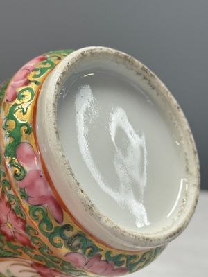 Four Chinese Canton famille rose vases and a covered bowl with figural design — foto 43