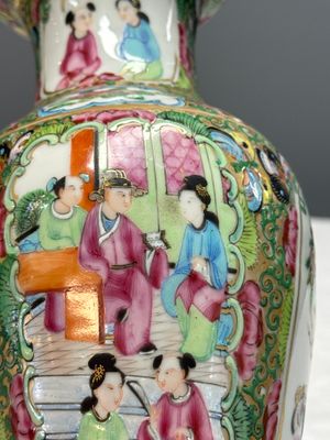 Four Chinese Canton famille rose vases and a covered bowl with figural design — foto 44