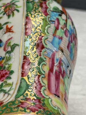 Four Chinese Canton famille rose vases and a covered bowl with figural design — foto 45