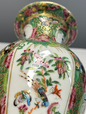 Four Chinese Canton famille rose vases and a covered bowl with figural design — foto 46