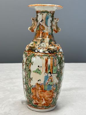Four Chinese Canton famille rose vases and a covered bowl with figural design — foto 47