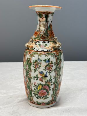 Four Chinese Canton famille rose vases and a covered bowl with figural design — foto 48