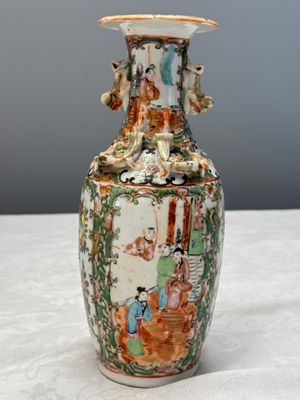 Four Chinese Canton famille rose vases and a covered bowl with figural design — foto 49