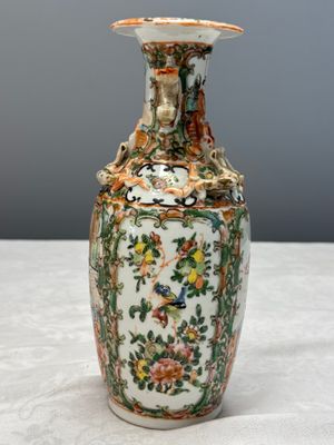 Four Chinese Canton famille rose vases and a covered bowl with figural design — foto 50