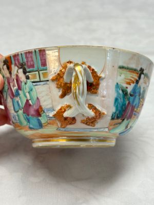 Four Chinese Canton famille rose vases and a covered bowl with figural design — foto 5