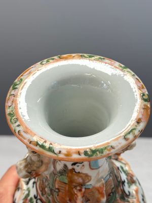 Four Chinese Canton famille rose vases and a covered bowl with figural design — foto 51