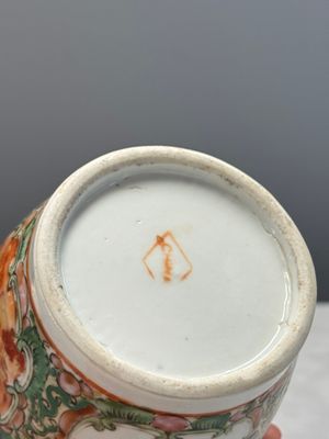 Four Chinese Canton famille rose vases and a covered bowl with figural design — foto 52