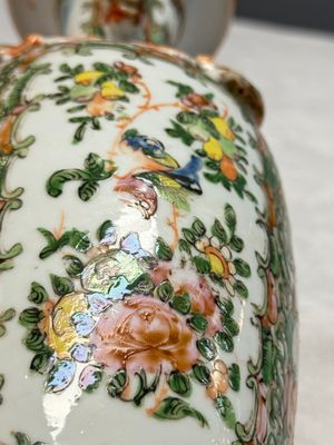 Four Chinese Canton famille rose vases and a covered bowl with figural design — foto 53
