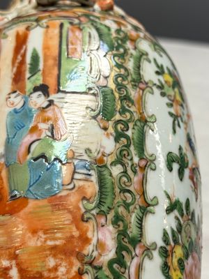 Four Chinese Canton famille rose vases and a covered bowl with figural design — foto 54