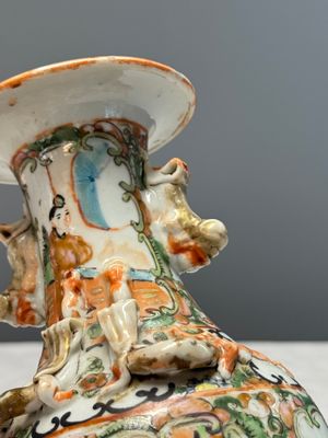 Four Chinese Canton famille rose vases and a covered bowl with figural design — foto 55