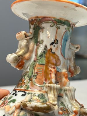 Four Chinese Canton famille rose vases and a covered bowl with figural design — foto 56