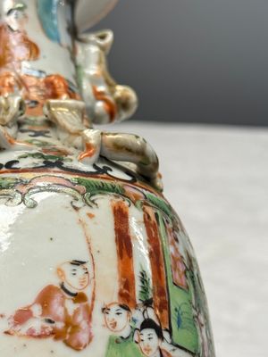 Four Chinese Canton famille rose vases and a covered bowl with figural design — foto 57