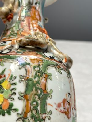Four Chinese Canton famille rose vases and a covered bowl with figural design — foto 58