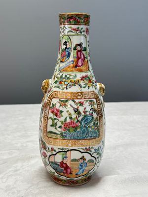 Four Chinese Canton famille rose vases and a covered bowl with figural design — foto 59