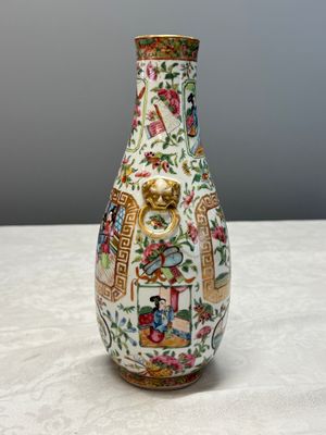 Four Chinese Canton famille rose vases and a covered bowl with figural design — foto 60