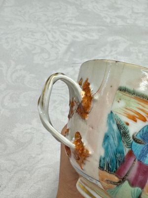 Four Chinese Canton famille rose vases and a covered bowl with figural design — foto 6